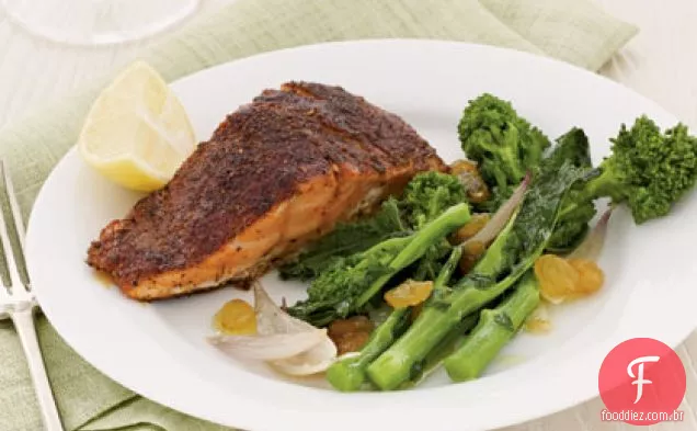 Salmão enegrecido com rabe de brócolis e passas