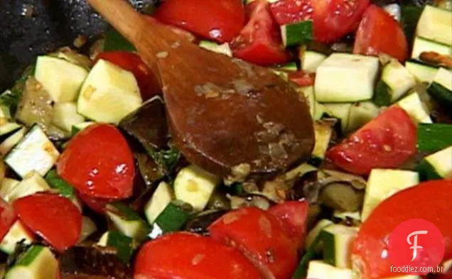 Ratatouille com Feta, azeitonas verdes e amêndoas