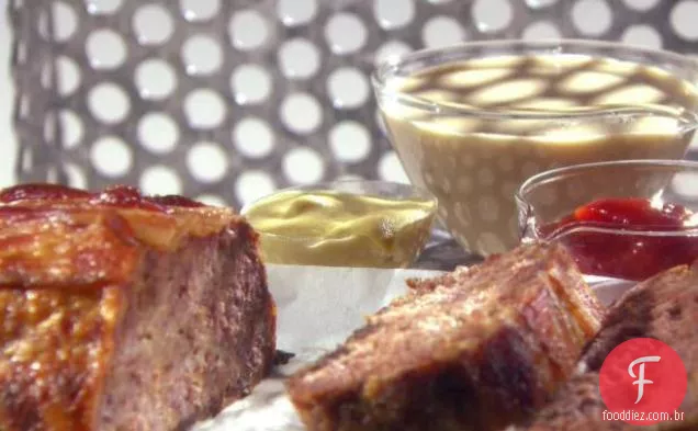 Bolo de carne com mostarda e molho de creme azedo
