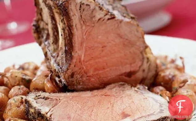 Assado de costela principal com crosta de limão e pimenta com vegetais de raiz