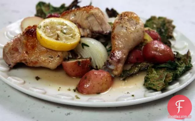 Jantar de frango assado com batatas e alcachofras em uma cama de couve crocante