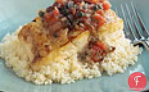 Alabote com alcaparras, azeitonas e tomates