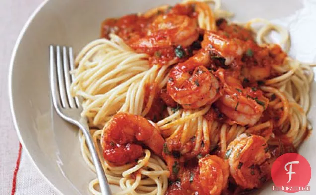Macarrão com camarão picante e molho de tomate
