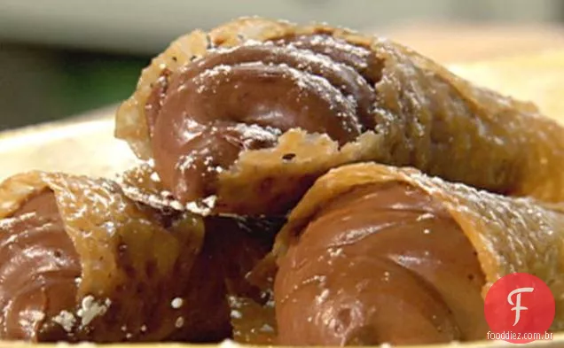 Trompetes de renda de magnólia com recheio de queijo creme de Chocolate