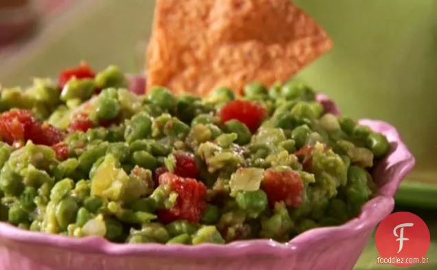 Guacamole assado do Chile com microplaquetas assadas da tortilha