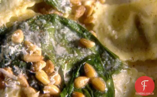 Ravioli de cogumelo selvagem com manteiga e molho de parmesão