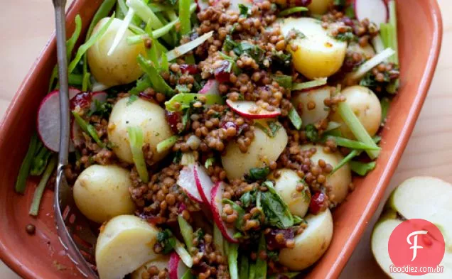 Lentilhas Vestidas Com Maçã Com Batatas Novas E Salada Crocante