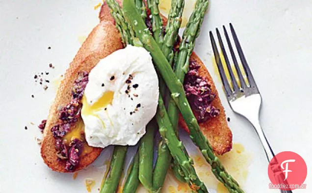 Salada de aspargos com ovos escalfados e torradas de Tapenade