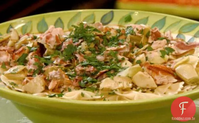 Bowties com Pancetta, salmão grelhado e alcachofras e verduras misturadas com molho de pimenta russa