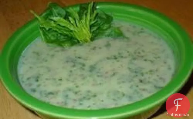 Espinafre, batata e sopa de noz-moscada