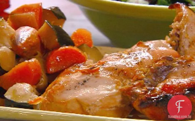 Frango de bordo-laranja com abóbora de bolota e batata-doce