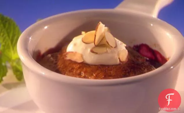Minted Manga-Berry Cobblers com biscoitos Chai e creme de gengibre fresco