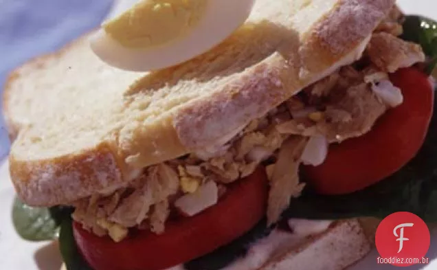 Sanduíches de atum Niçoise com maionese De Azeitona