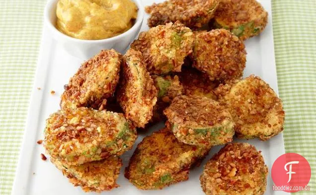 Pretzel-batatas fritas em conserva com molho de mostarda