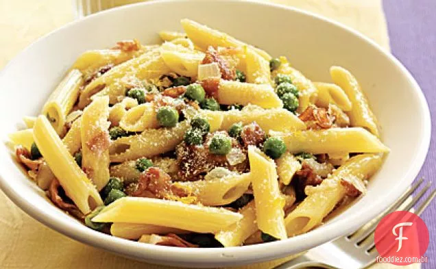 Penne com ervilhas doces e Prosciutto