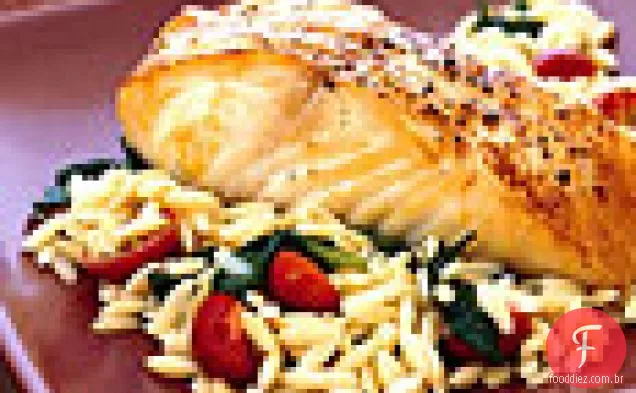 Alabote assado com Orzo, espinafre e tomate cereja