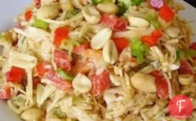 Slaw asiático-americano com amendoim e Jalapenos