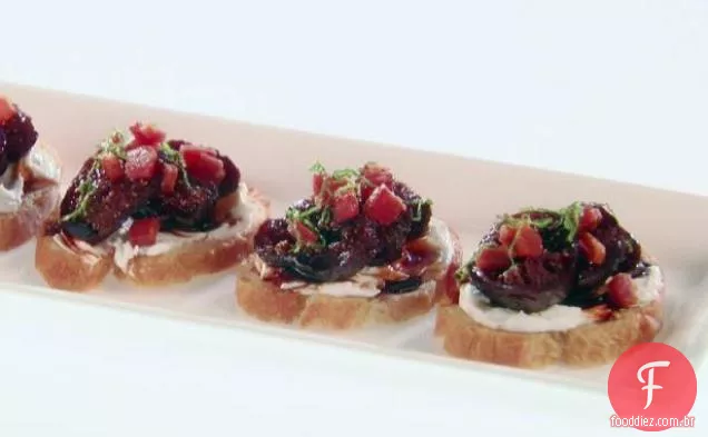 Crostini com figos escalfados e queijo de cabra