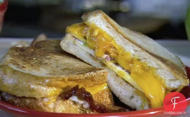 Sanduíche de maçã grelhada, Bacon e Cheddar com maionese de cebola roxa assada