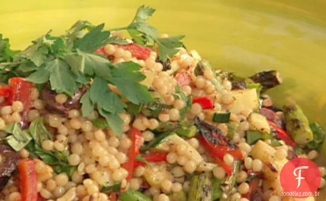 Cuscuz israelense torrado com legumes e vinagrete balsâmico de limão