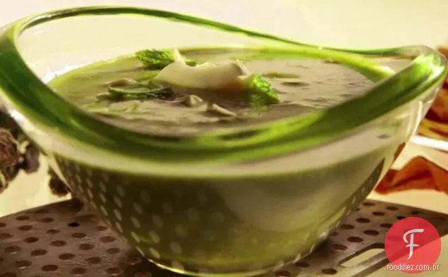 Sopa de aspargos quase crua com iogurte e amêndoas