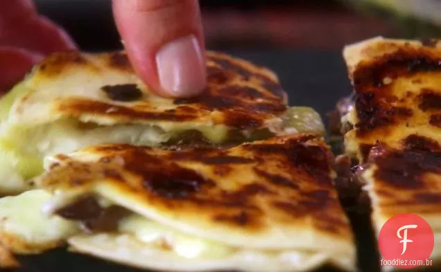 Bife Quesadillas com Tomatillo assado e Salsa de maçã