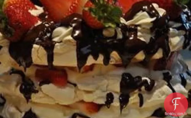 Bolo de merengue com chantilly e framboesas