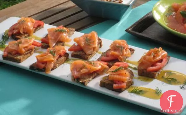 Salmão defumado em pão grelhado de sete grãos com tomate e endro