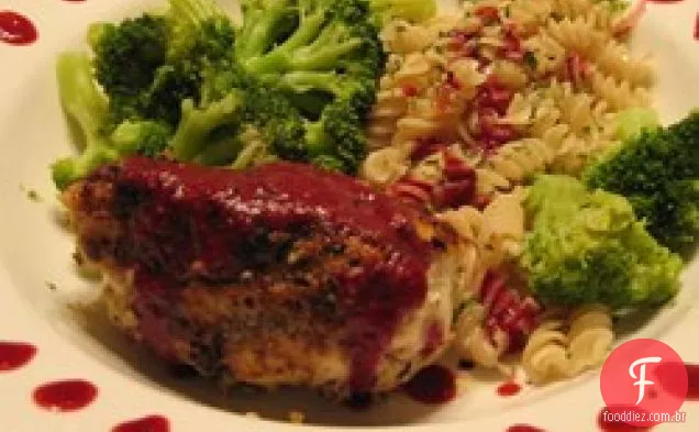 Rollups Brie Pecan com molho de framboesa