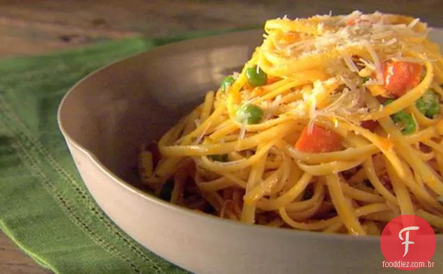 Macarrão com tomate e ervilhas