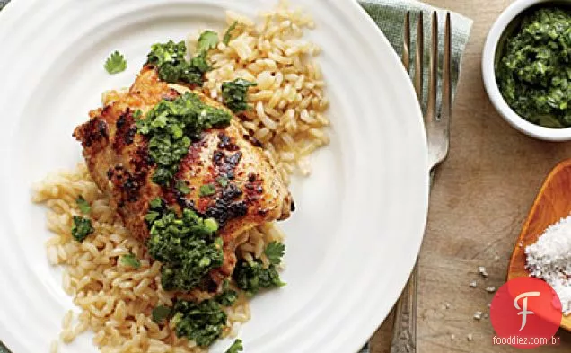 Coxas de frango grelhadas com coentro-Chutney de hortelã