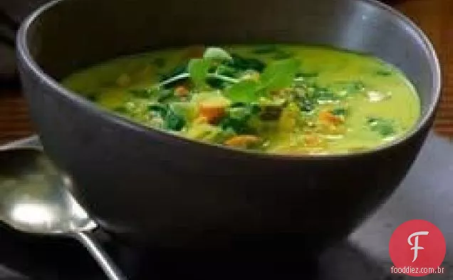 Sopa de caril e leite de coco