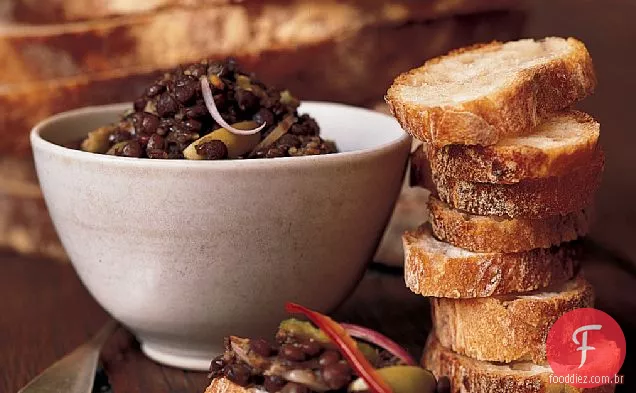 Crostini com lentilha e Salada De Azeitona Verde