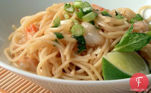 Salada de macarrão com camarão e hortelã