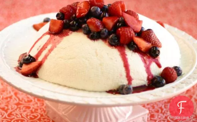 Cheesecake de creme fresco com bagas de Verão