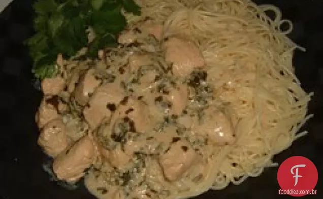 Frango com coentro cremoso com um chute