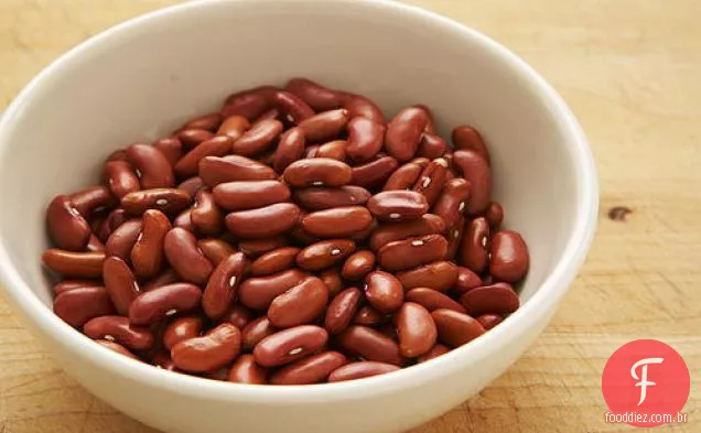 Lentilhas pretas cremosas cozidas lentamente com especiarias inteiras