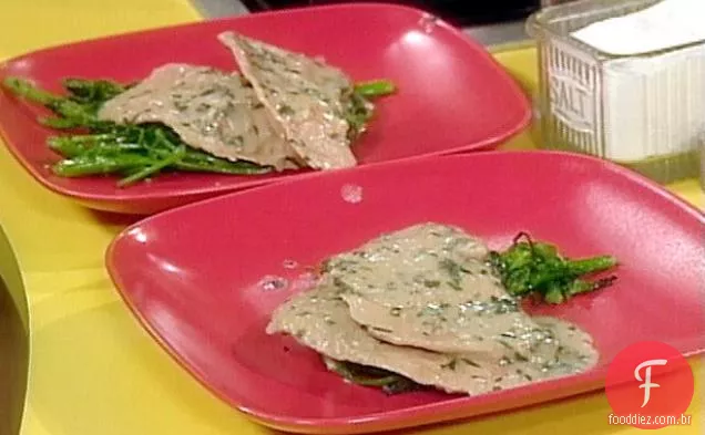 Vitela refogada com limão em uma cama de brócolis Rabe