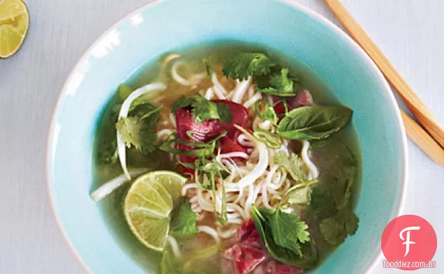 Sopa de macarrão Vietnamita rápida com carne