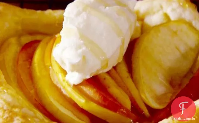 Mel de maçã e nectarina torta com chantilly Mascarpone