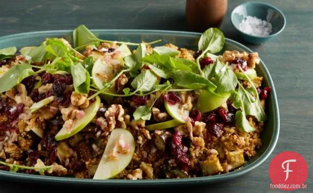 Quinoa, berinjela assada e salada de maçã com cominho vinagrete
