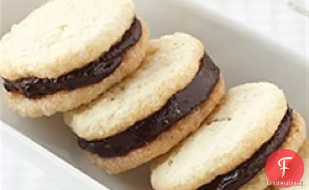 Biscoitos de sanduíche de Cream Cheese com recheio de Chocolate escuro