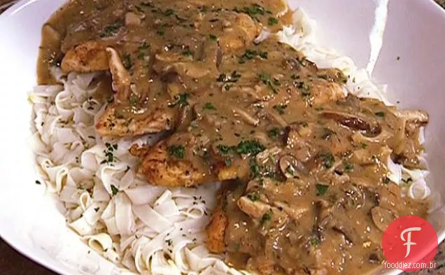 Frango com endro de limão com cogumelos selvagens sobre Fettuccini