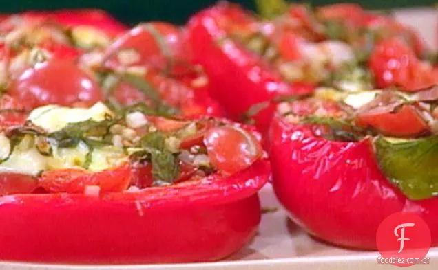 Pimentos assados recheados com tomate cereja, cebola e manjericão