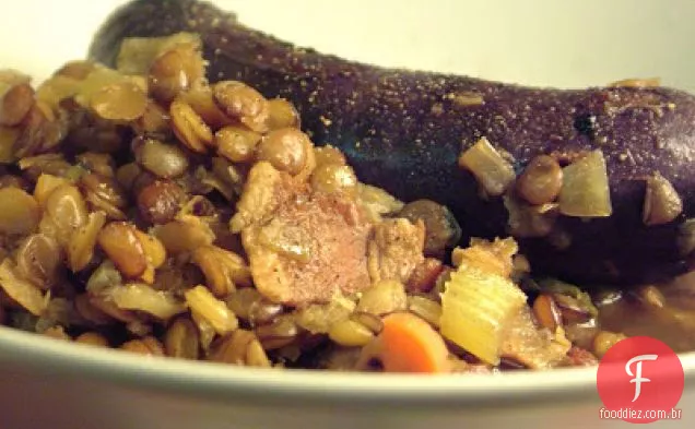Salsichas de cordeiro assadas com vinho com lentilhas