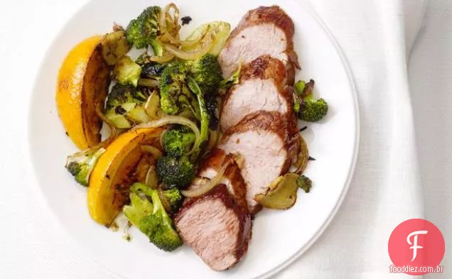 Carne de Porco de cinco especiarias com laranjas assadas e brócolis