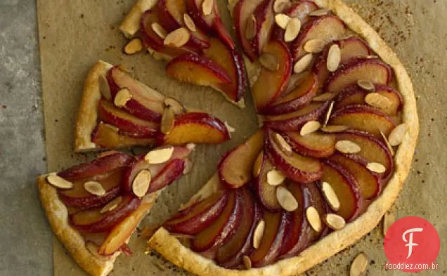Torta rústica de ameixa e amêndoa