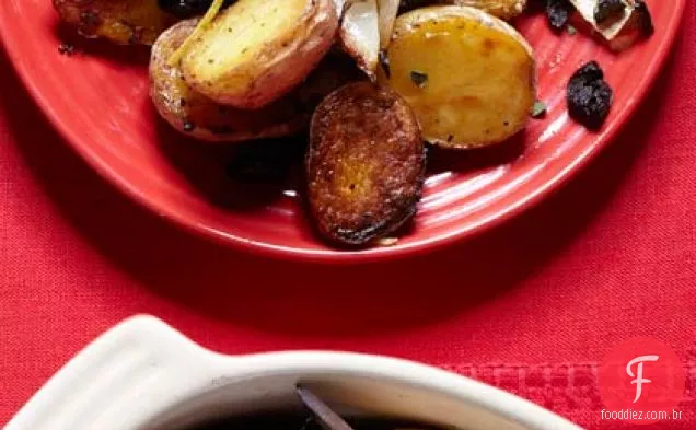 Batatas novas assadas com limão, orégano e azeitonas