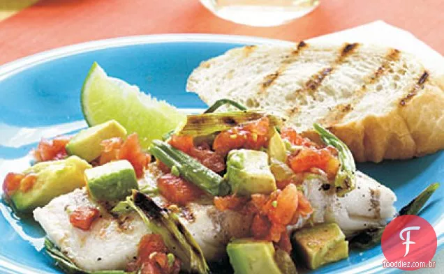 Alabote grelhado com cebola, tomate picante e abacate