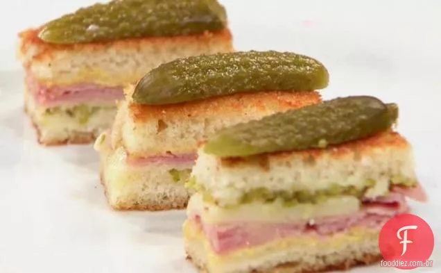 Mini Gruyere grelhado e sammies de presunto com Cornichons